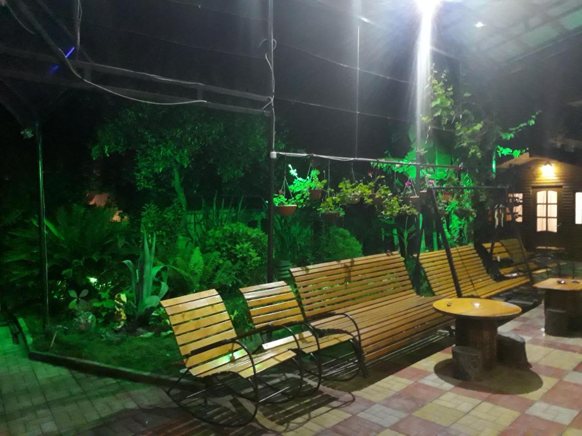 Гостевой Дом У Левы Hotel Gagra Esterno foto