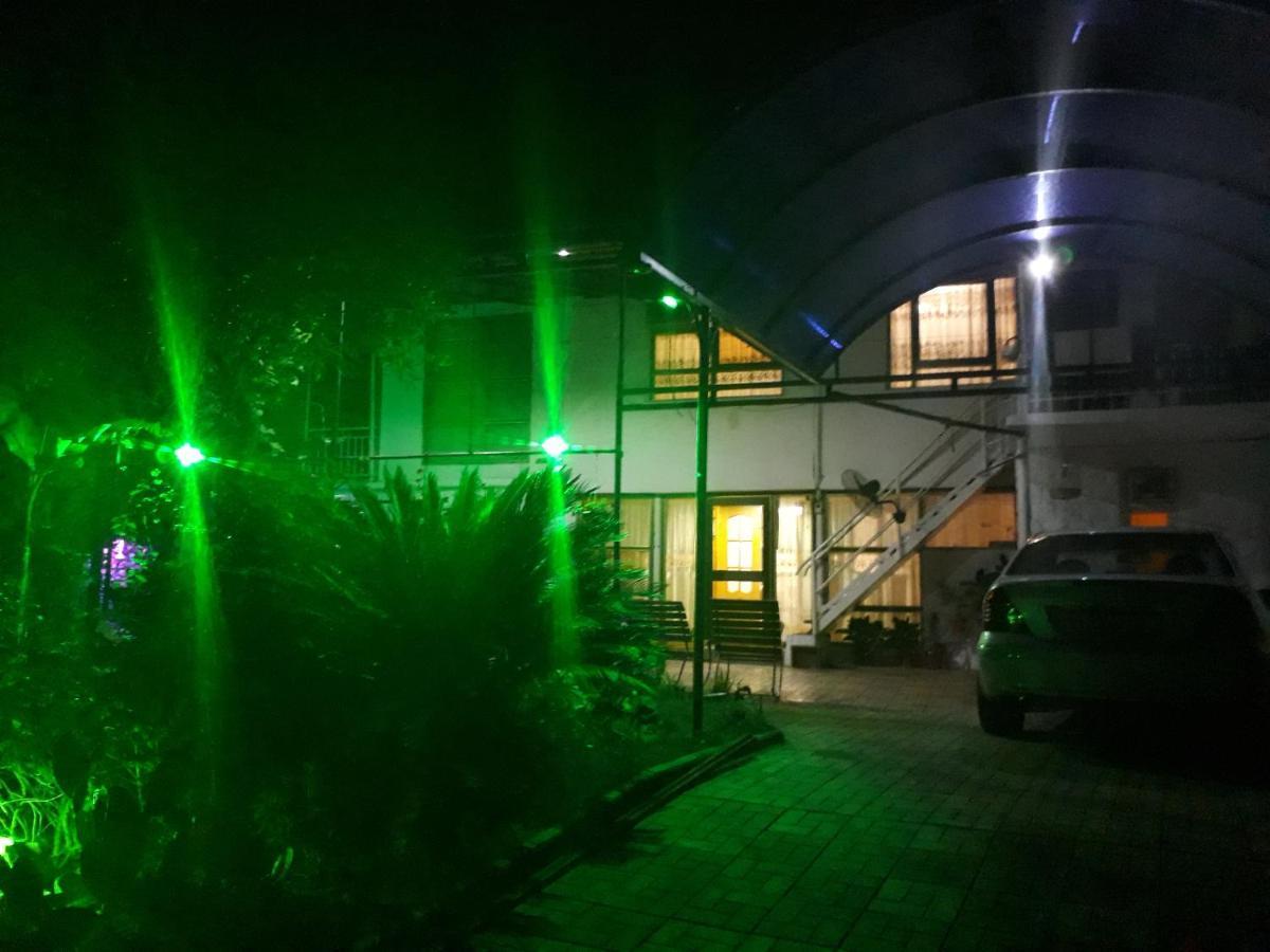 Гостевой Дом У Левы Hotel Gagra Esterno foto