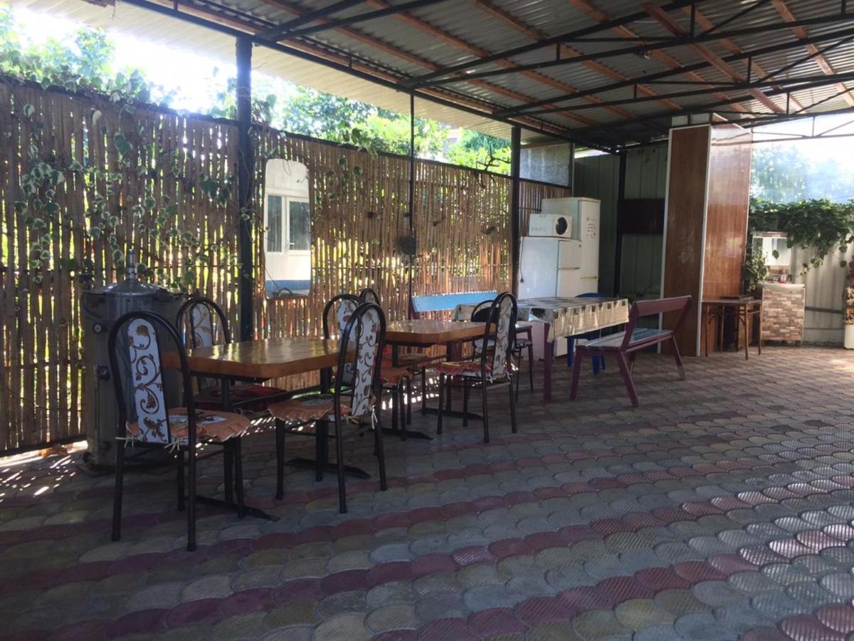 Гостевой Дом У Левы Hotel Gagra Esterno foto