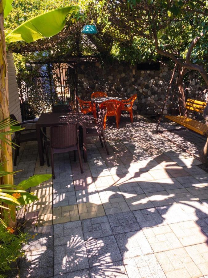 Гостевой Дом У Левы Hotel Gagra Esterno foto