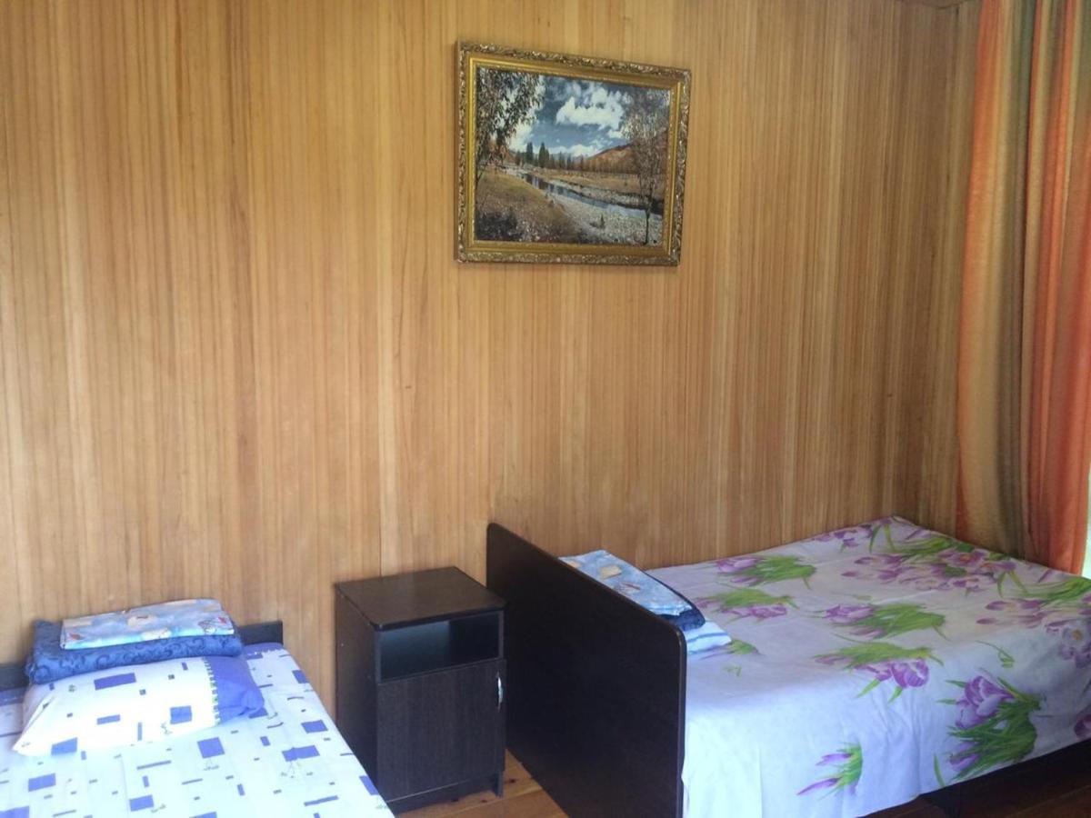 Гостевой Дом У Левы Hotel Gagra Esterno foto