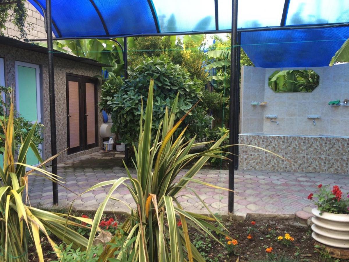 Гостевой Дом У Левы Hotel Gagra Esterno foto