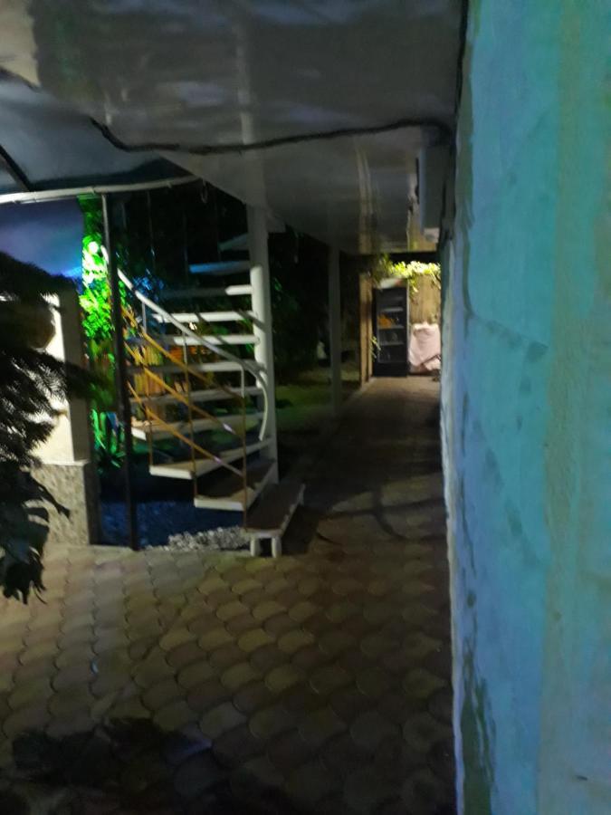 Гостевой Дом У Левы Hotel Gagra Esterno foto