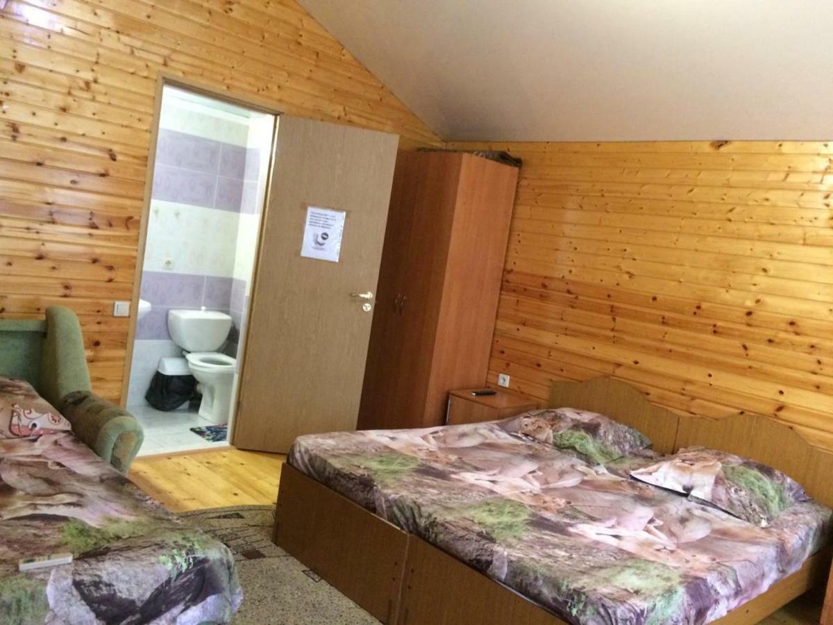 Гостевой Дом У Левы Hotel Gagra Esterno foto