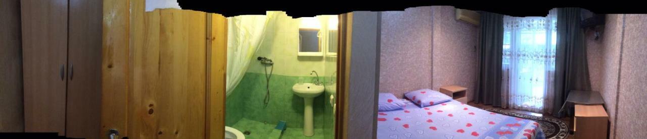 Гостевой Дом У Левы Hotel Gagra Esterno foto