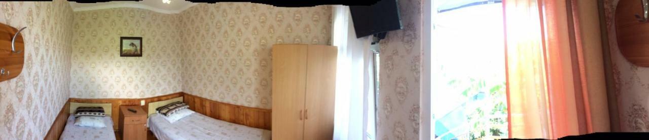 Гостевой Дом У Левы Hotel Gagra Esterno foto