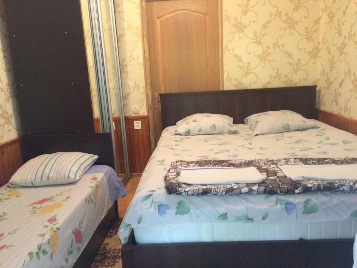 Гостевой Дом У Левы Hotel Gagra Esterno foto